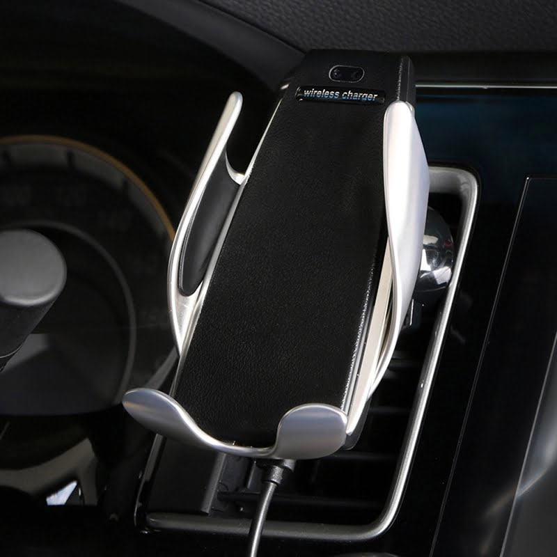 Suport auto wireless montat pe grila de ventilatie, cu cablu USB conectat, in habitaclu masina