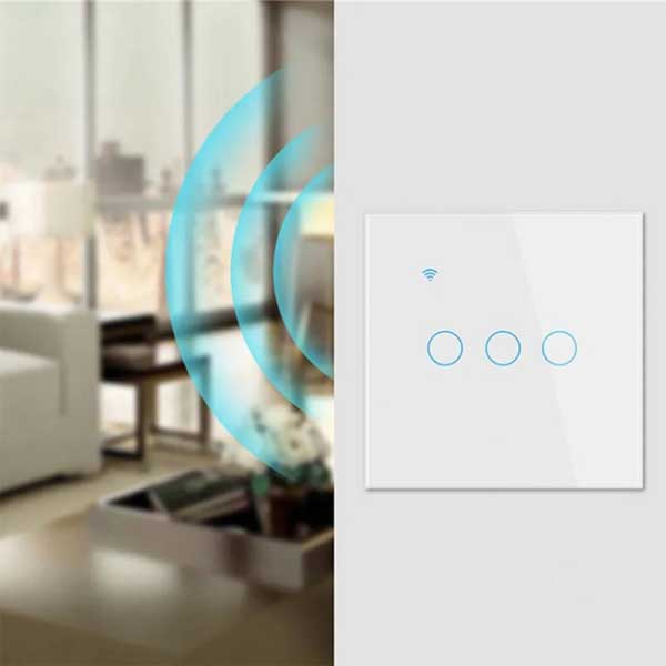 Intrerupator smart triplu touch cu semnal WiFi, instalat pe perete in living, 10A, 3 canale