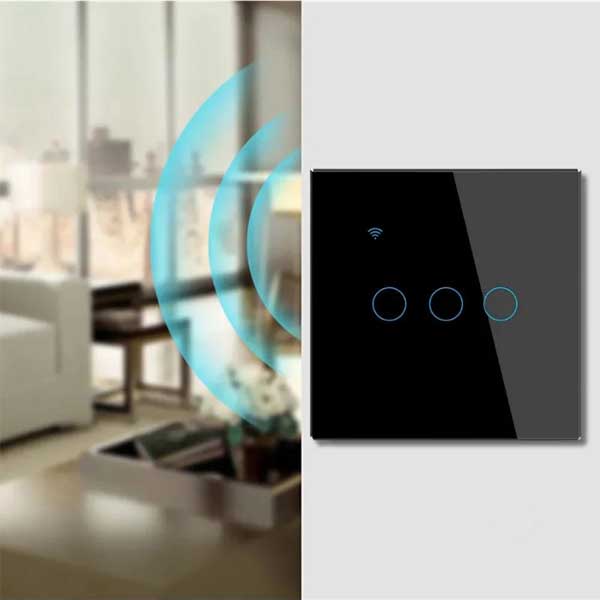 Intrerupator smart triplu touch negru cu semnal WiFi, montaj pe perete in living modern