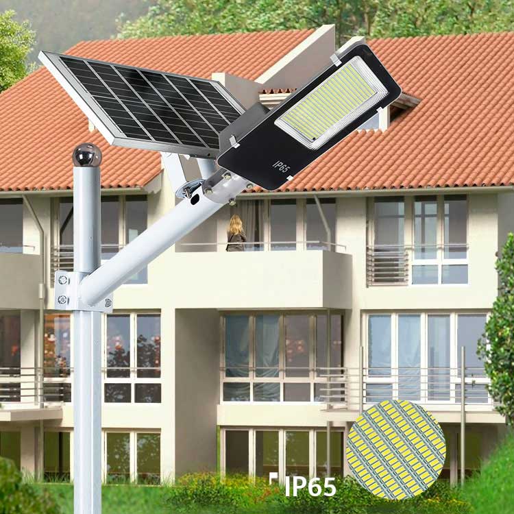 Lampa solara IP65 montata pe stalp langa casa, chip LED de inalta eficienta, iluminat rezidential