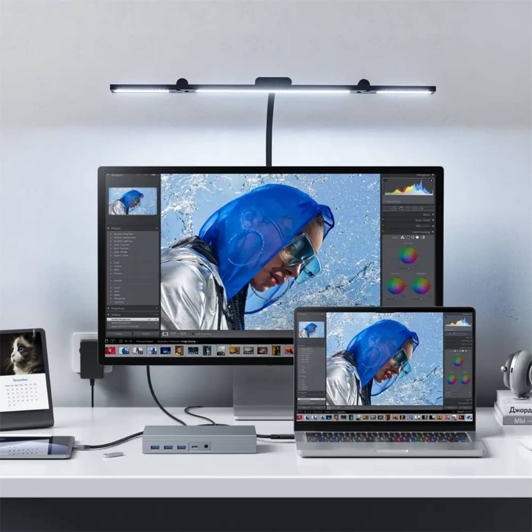 Lampa LED birou cu dublu brat montata deasupra monitorului intr-un setup profesional