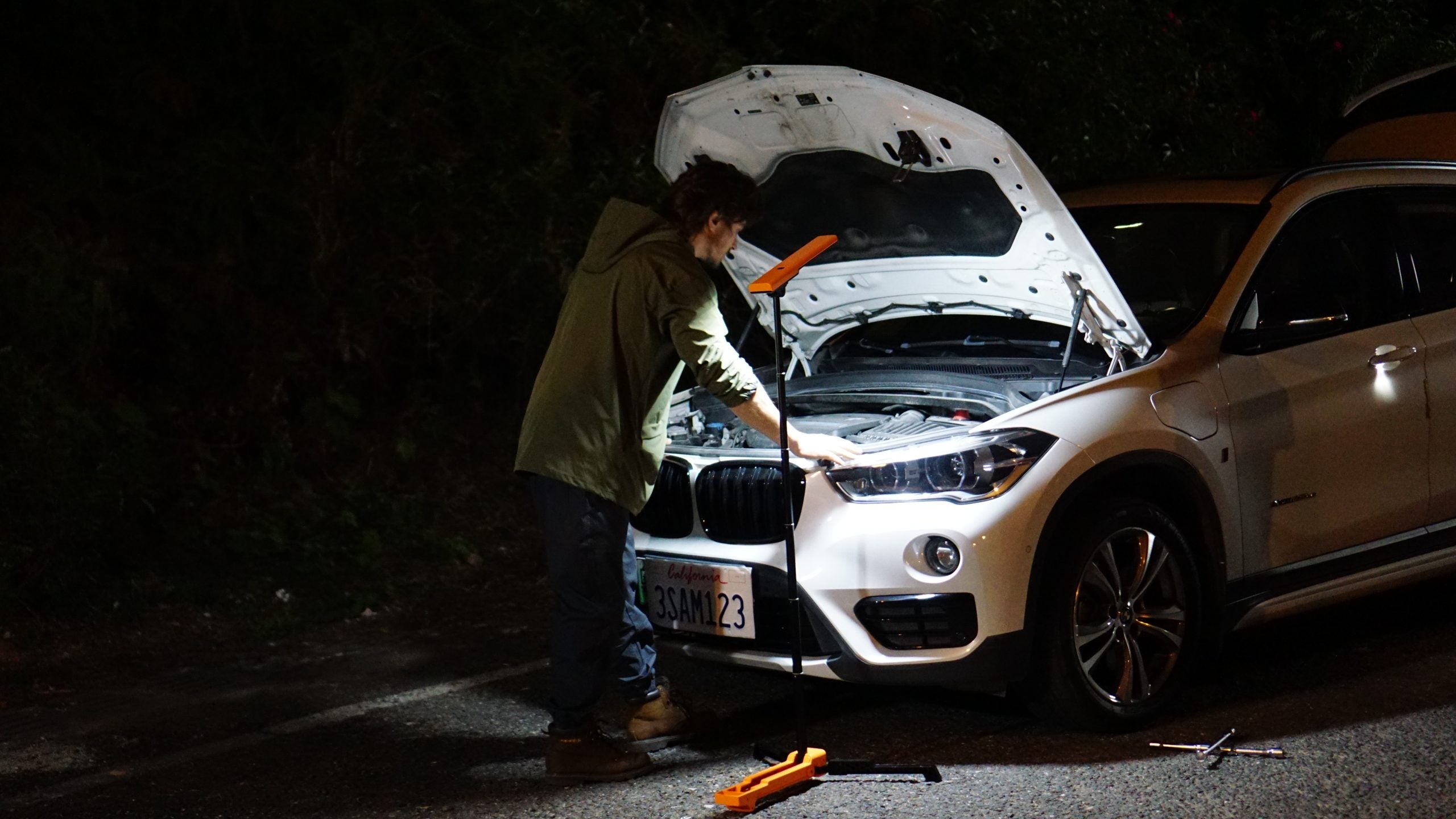 Lampa de lucru LED portabila utilizata la reparatie auto noaptea, iluminat puternic directionat