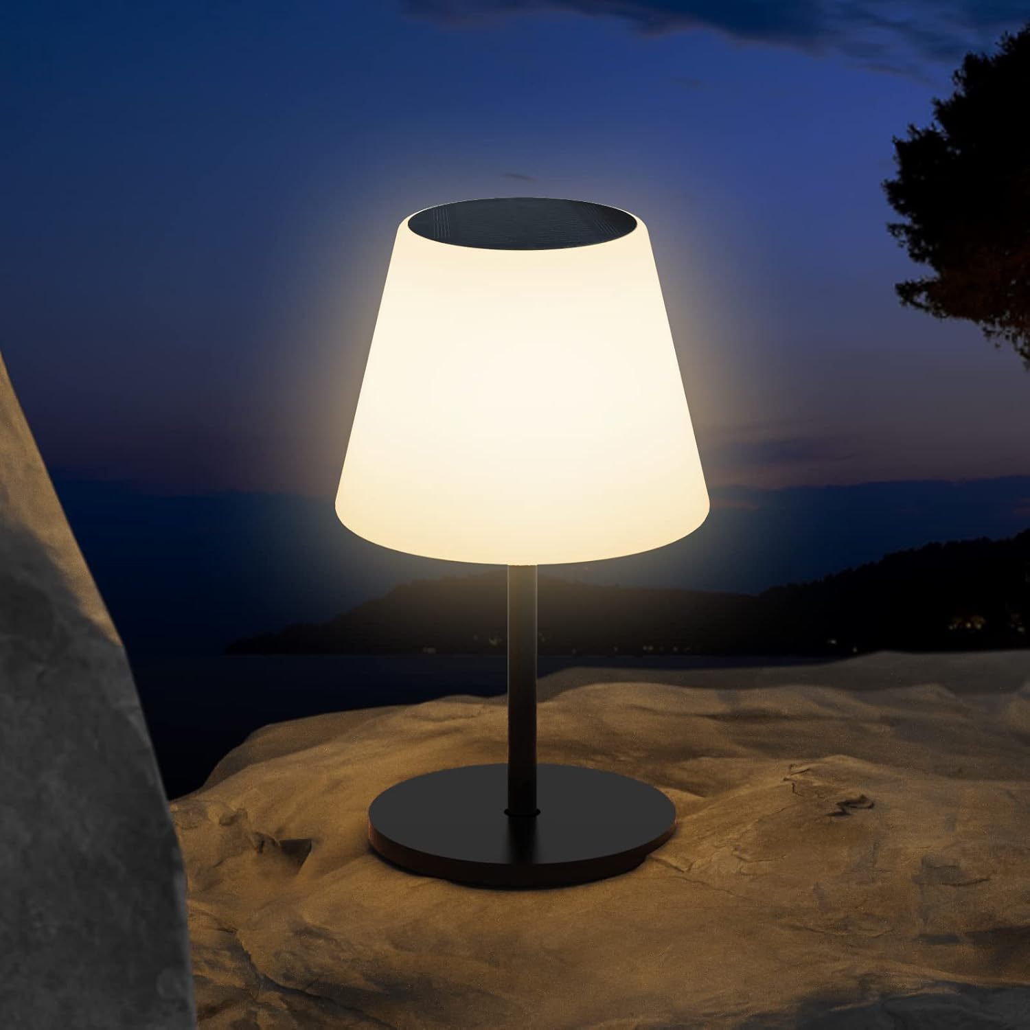 Lampa de masa solara fara fir, lumina calda, amplasata pe stanca in exterior la apus