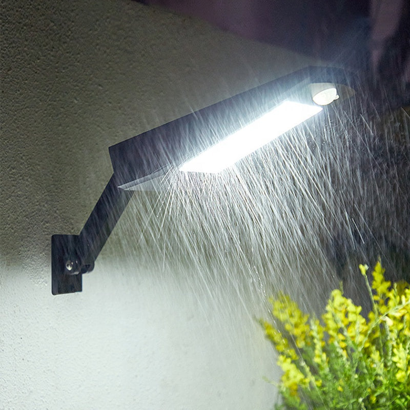 Lampa solara IP65 rezistenta la ploaie, functionare in conditii meteo nefavorabile, montaj exterior