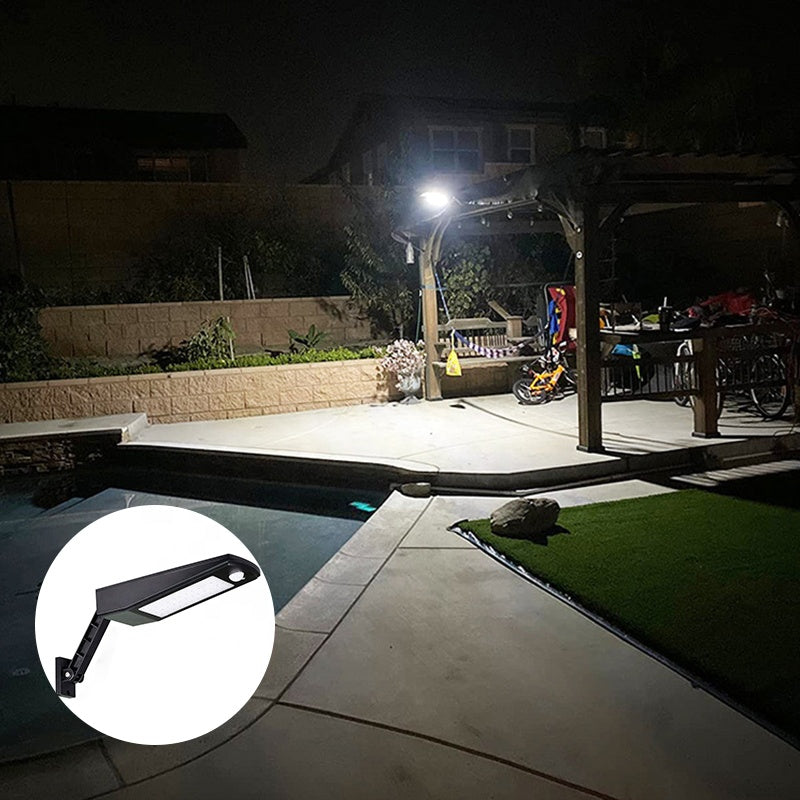 Lampa solara de perete iluminand o curte cu piscina pe timp de noapte, acoperire larga