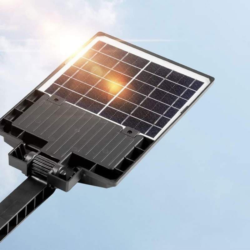 panou solar monocristalin al lampii stradale, capteaza lumina solara in exterior pe cer senin