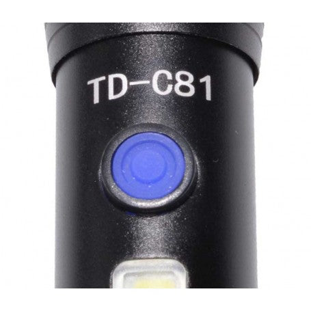Lanterna portabila cu buton lateral albastru si LED COB, detaliu aproape