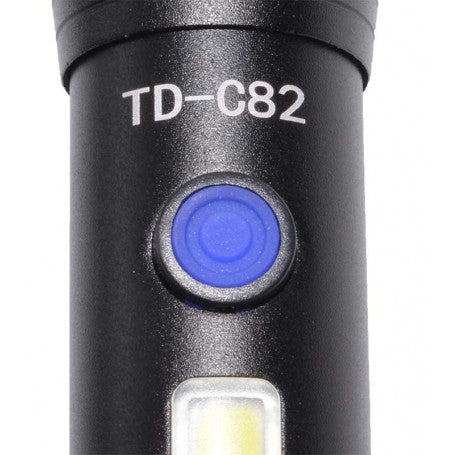 Buton de comutare moduri al lanternei LED 5W, detaliu corp aluminiu cu iluminare COB