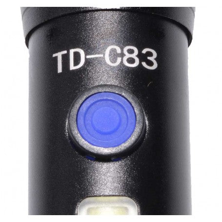 Buton de control albastru al lanternei LED COB, detaliu aproape pe carcasa din aluminiu