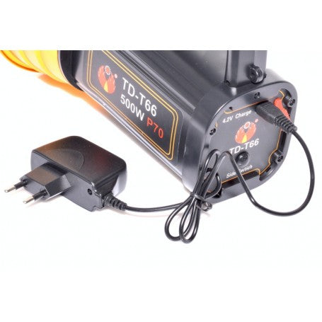 Port de incarcare 4.2V al lanternei LED 500W cu cablu si adaptor de priza conectat
