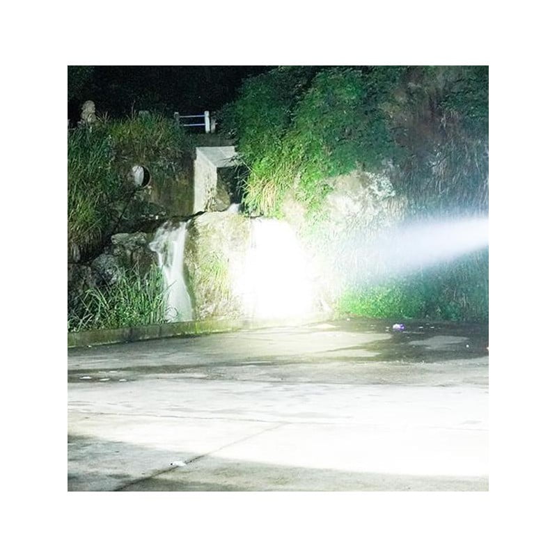 Lanterna LED SMD 30W in functiune noaptea, fascicul puternic la distanta mare in exterior