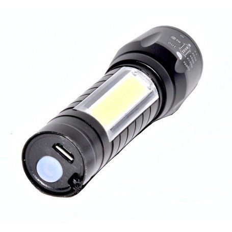 Lanterna LED reincarcabila cu port micro-USB si buton de pornire vizibile pe capatul posterior
