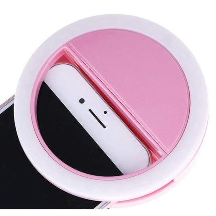 Ring light LED roz cu clip elastic prins pe smartphone, detaliu mecanism prindere