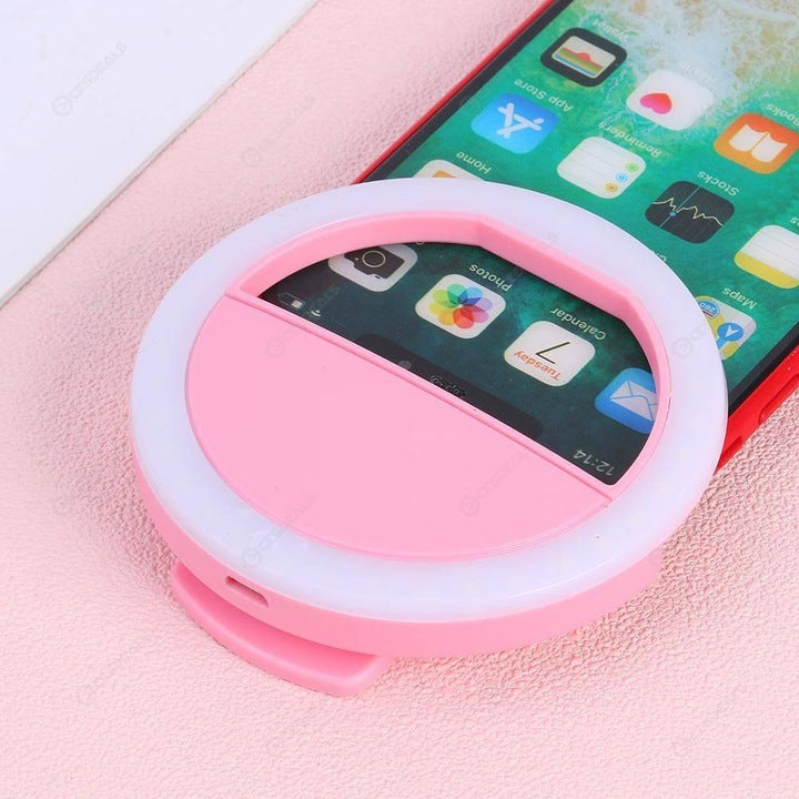Ring light LED roz montat pe telefon, vedere de sus, portabil reincarcabil USB