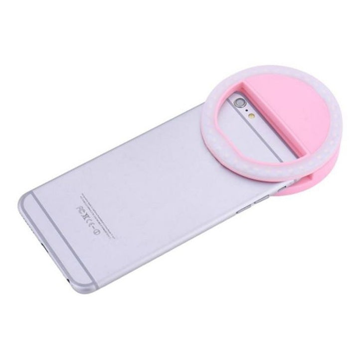 Ring light LED roz in pozitie orizontala pe smartphone, clip lateral vizibil