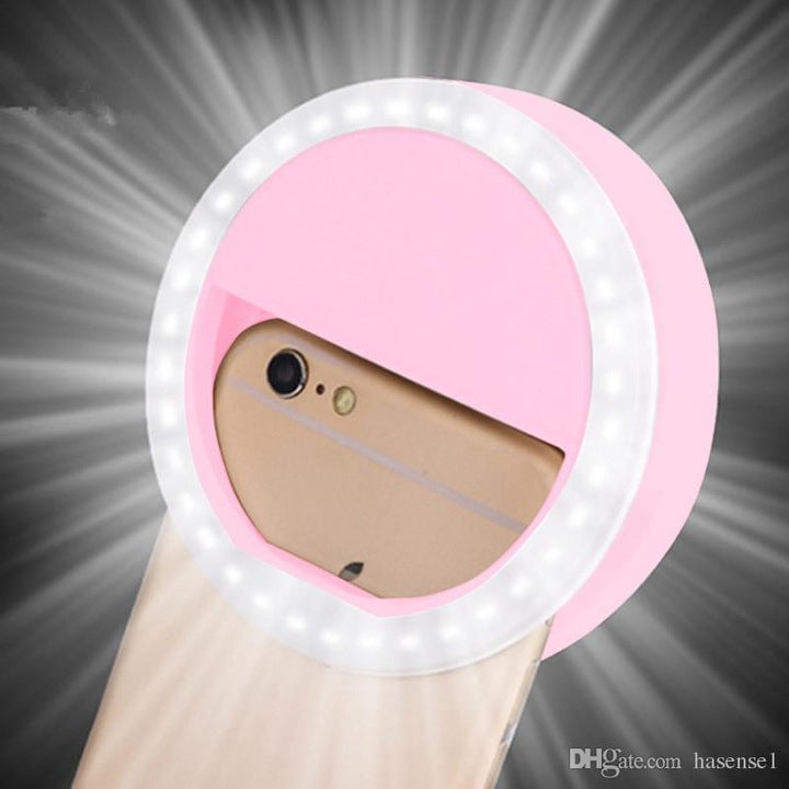 Ring light LED roz aprins, 36 LED-uri active, luminozitate maxima pentru selfie