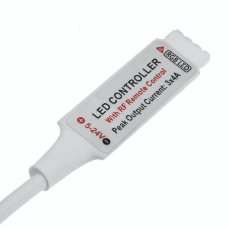 Detaliu controler RGB mini cu inscriptii 5-24V si curent de iesire 3x4A pe carcasa alba