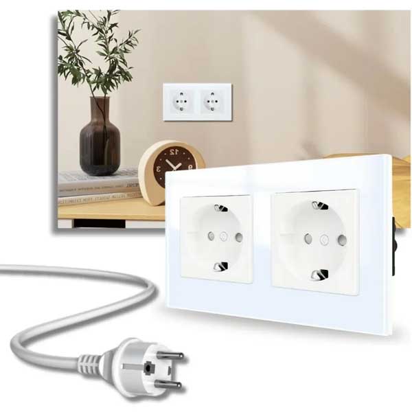 Priza dubla Schuko 16A cu rama alba din sticla, montata pe perete in decor modern