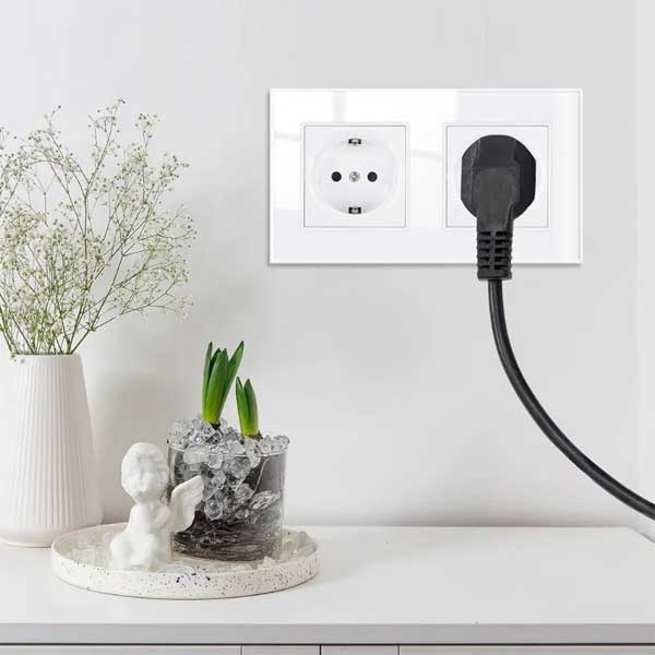 Priza dubla incastrata cu rama din sticla alba, utilizata cu stecker, montaj ingropat pe perete