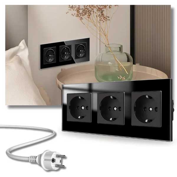 Priza tripla cu rama sticla neagra montata pe perete in living modern, cu stecker inclus