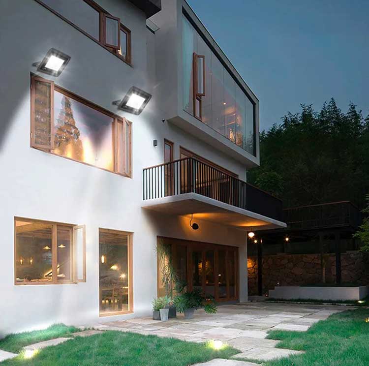 Proiectoare LED IP66 montate pe fatada casei, iluminat exterior perimetral in timp de noapte