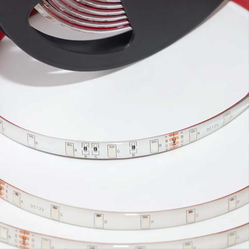 Banda LED RGB 12V detaliu chip SMD2835 si marcaje DC12V pe substrat alb