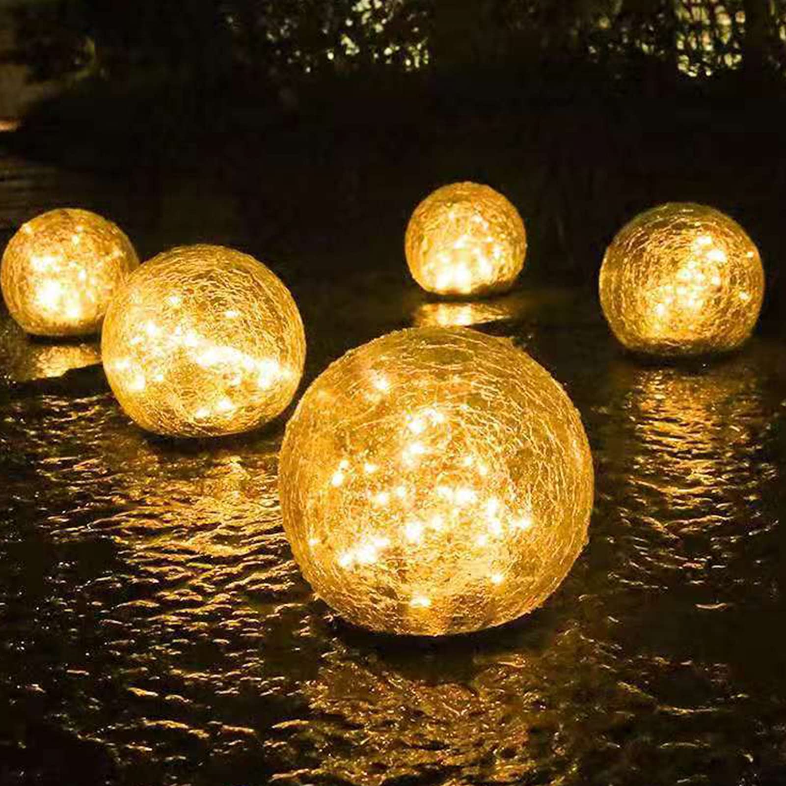 Glob solar sticla crapatura cu lumina calda warm white, aranjament decorativ pe suprafata apei noaptea