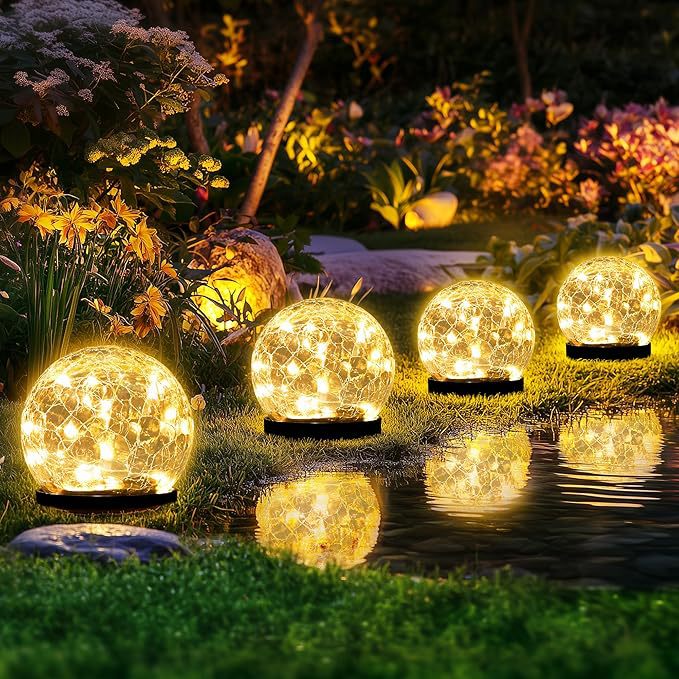Globuri solare LED sticla crapatura warm white, montaj la nivelul solului langa iaz in gradina
