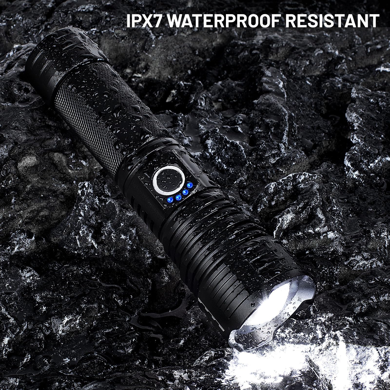 Lanterna LED rezistenta la apa IPX7, acoperita cu stropi pe roci ude, in mediu exterior ostil