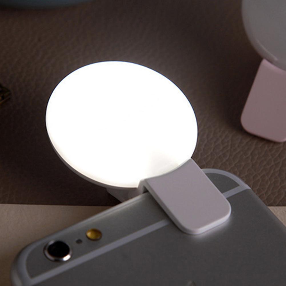 Lampa LED selfie clip-on aprinsa, montata pe marginea unui smartphone, lumina difuza omogena