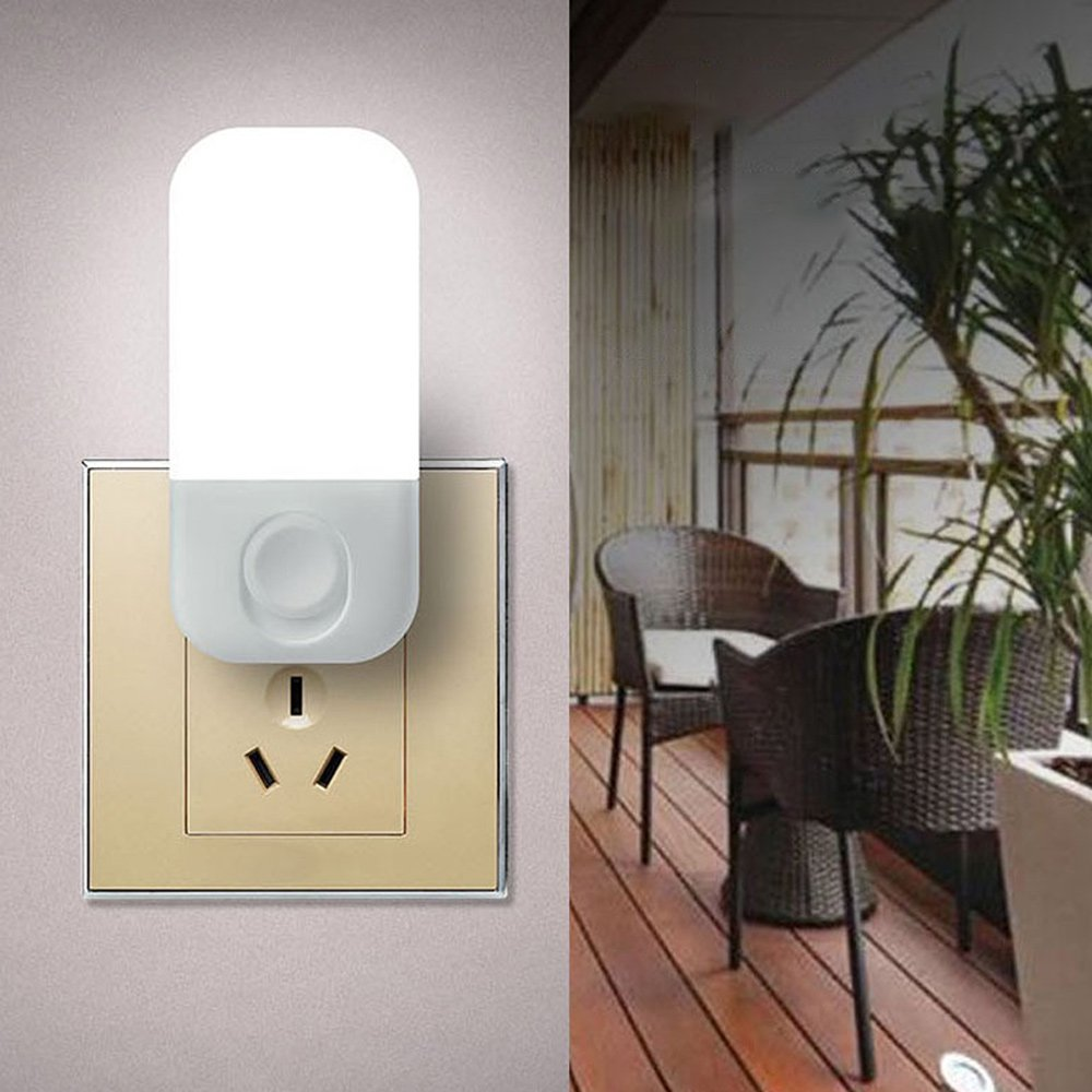 Lampa de veghe LED montata direct in priza de perete, cu buton push vizibil