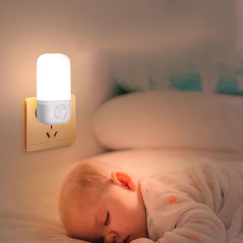 Lampa de veghe LED cu lumina calda in camera unui bebelus, montaj in priza