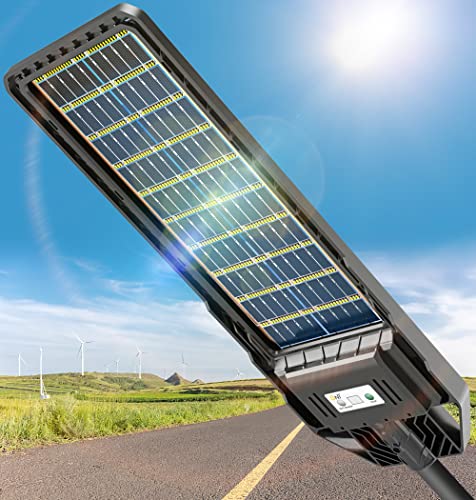 Lampa stradala solara 200W montata pe stalp, panou bifacial orientat spre soare, pentru iluminat drum