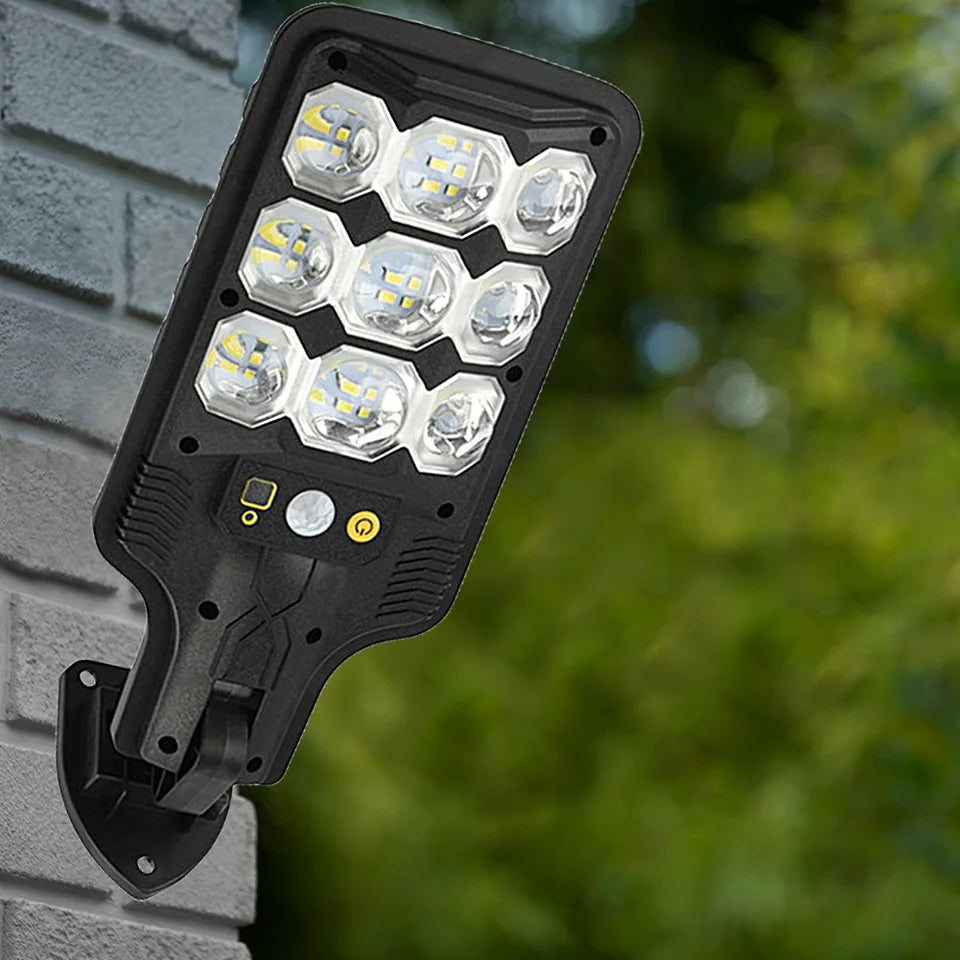 Lampa stradala solara cu senzor de miscare, fixata pe perete de caramida, unghi reglabil 60 grade