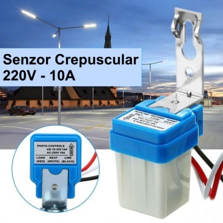 Senzor crepuscular 220V 10A montat pe stalp stradal, vedere laterala cu eticheta tehnica
