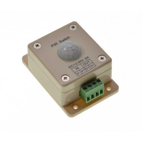 Senzor PIR switch 8A carcasa compacta cu borne verzi de conectare vizibile lateral