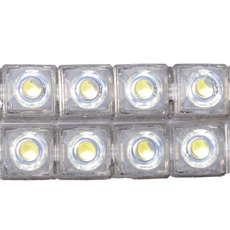 Detaliu LED-uri SMD 0.5W pe bagheta DRL auto, lumina alba rece 8000K, carcasa transparenta