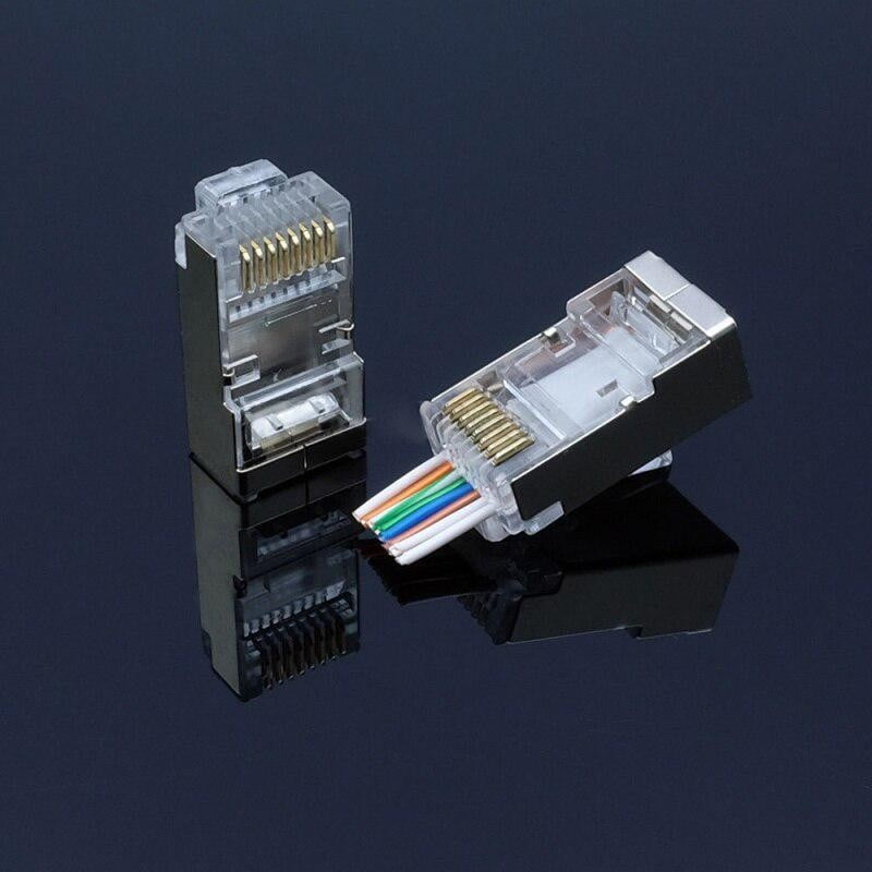 Doi conectori RJ45 FTP Cat6E blindati, vedere comparativa fata-spate cu pini aurii si corp transparent