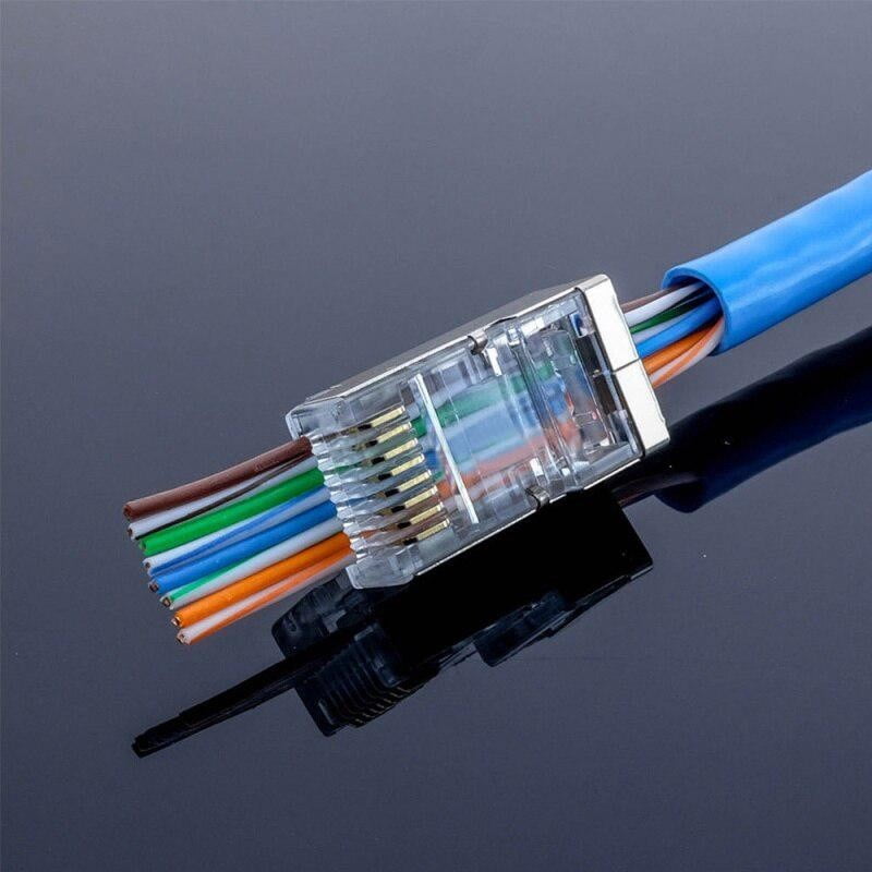 Conector RJ45 FTP Cat6E montat pe cablu de retea albastru, conductori 8 pini vizibili prin carcasa transparenta