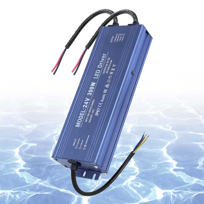 Driver LED 300W 24V IP67 rezistent la apa, vedere laterala pe fundal acvatic
