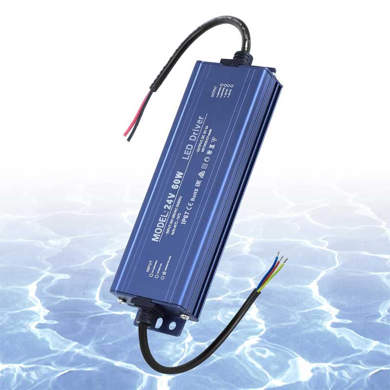 Sursa de alimentare LED 24V 60W IP67 compacta, prezentata pe fundal cu apa pentru protectie impermeabila