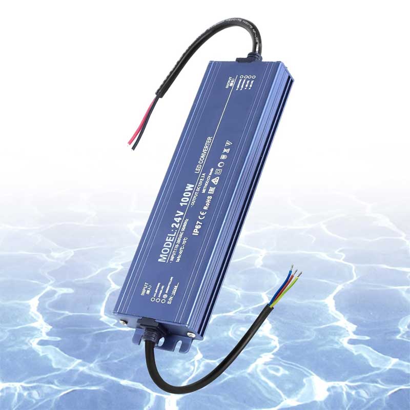 Sursa alimentare LED 24V 100W IP67 pe fundal acvatic, evidentiind rezistenta la apa