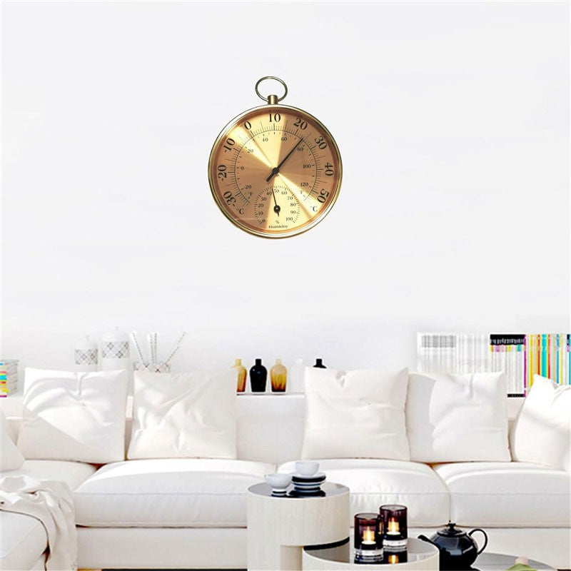Termometru cu higrometru montat pe perete in living, design decorativ auriu, montare usoara fara baterii