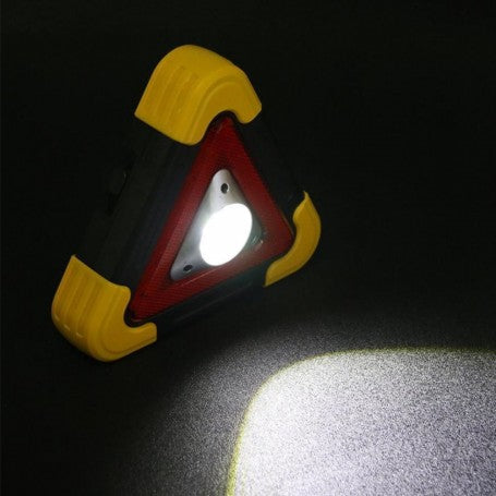 Triunghi auto LED COB in functiune, fascicul de lumina alba intensa proiectat pe sol noaptea