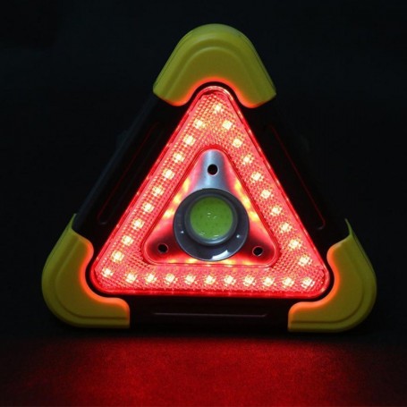 Triunghi de avertizare rutiera cu LED-uri rosii perimetrale aprinse, mod flash activ pe timp de noapte