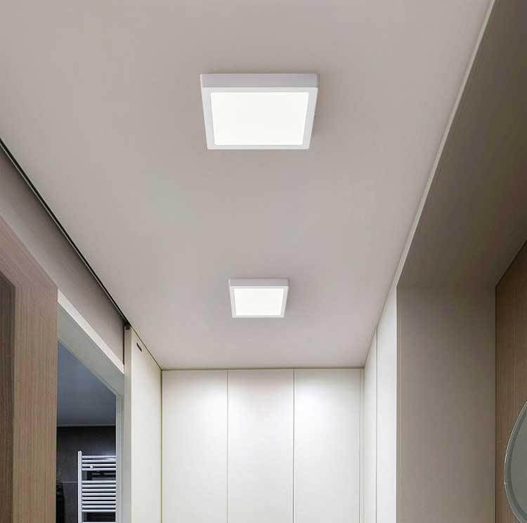 Aplica LED patrata aparenta montata pe tavan intr-un hol, iluminat neutru 4000K