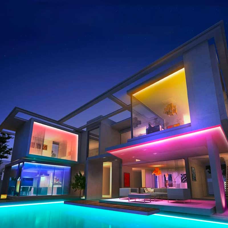 Banda LED COB RGB aplicata pe fatada si terasa unei vile moderne, iluminat exterior colorat
