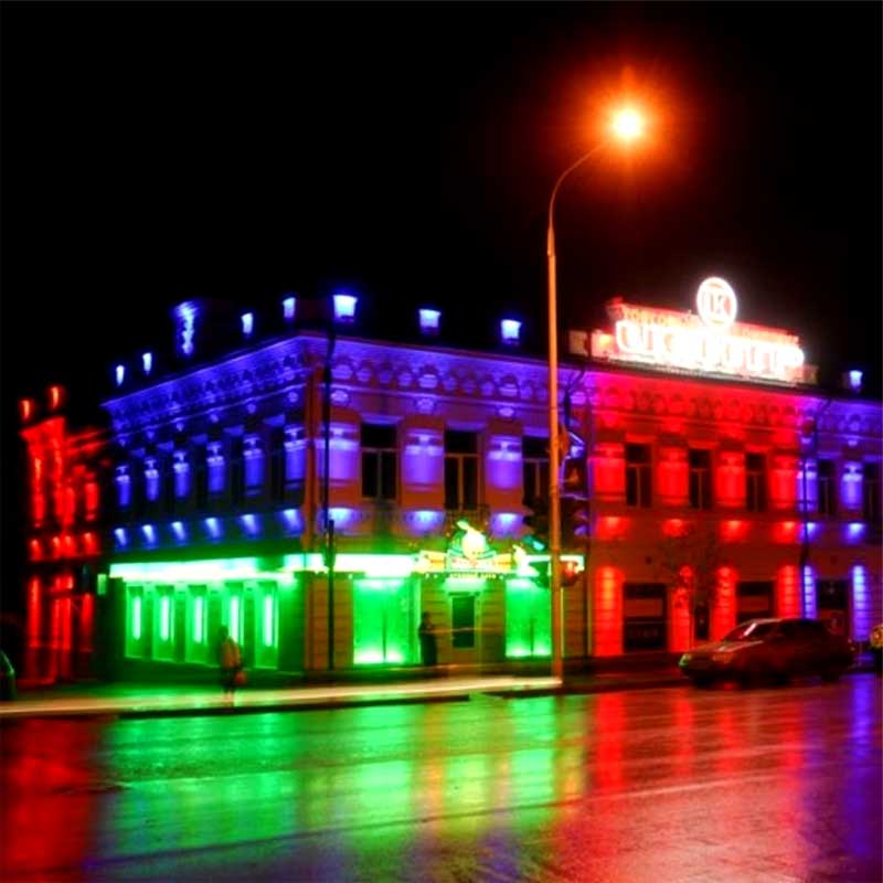 Proiector LED RGB utilizat pentru iluminat arhitectural fatada cladire noaptea