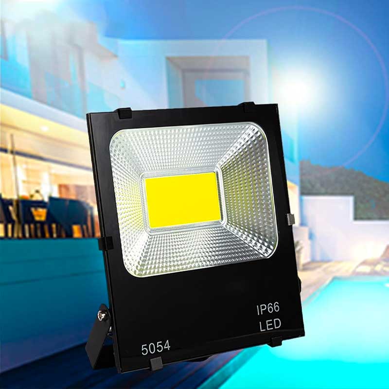 Proiector LED COB IP66 in functiune, iluminat puternic pentru spatii exterioare rezidentiale