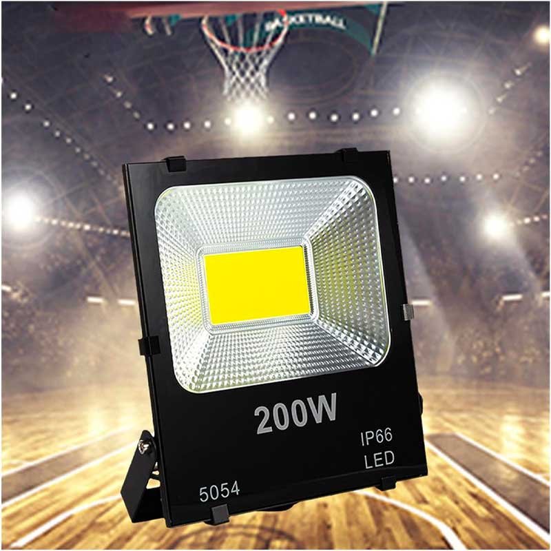 Proiector LED COB 200W IP66 utilizat pentru iluminarea unui teren de sport in sala